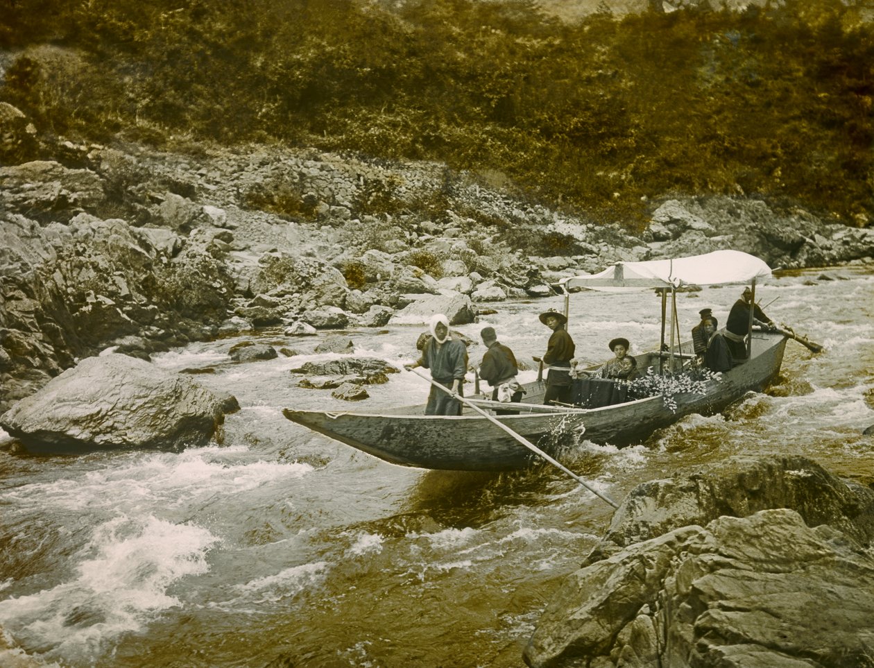 京都保津川激流中的小船，约 1900 - 1915 年（照片） 作者 