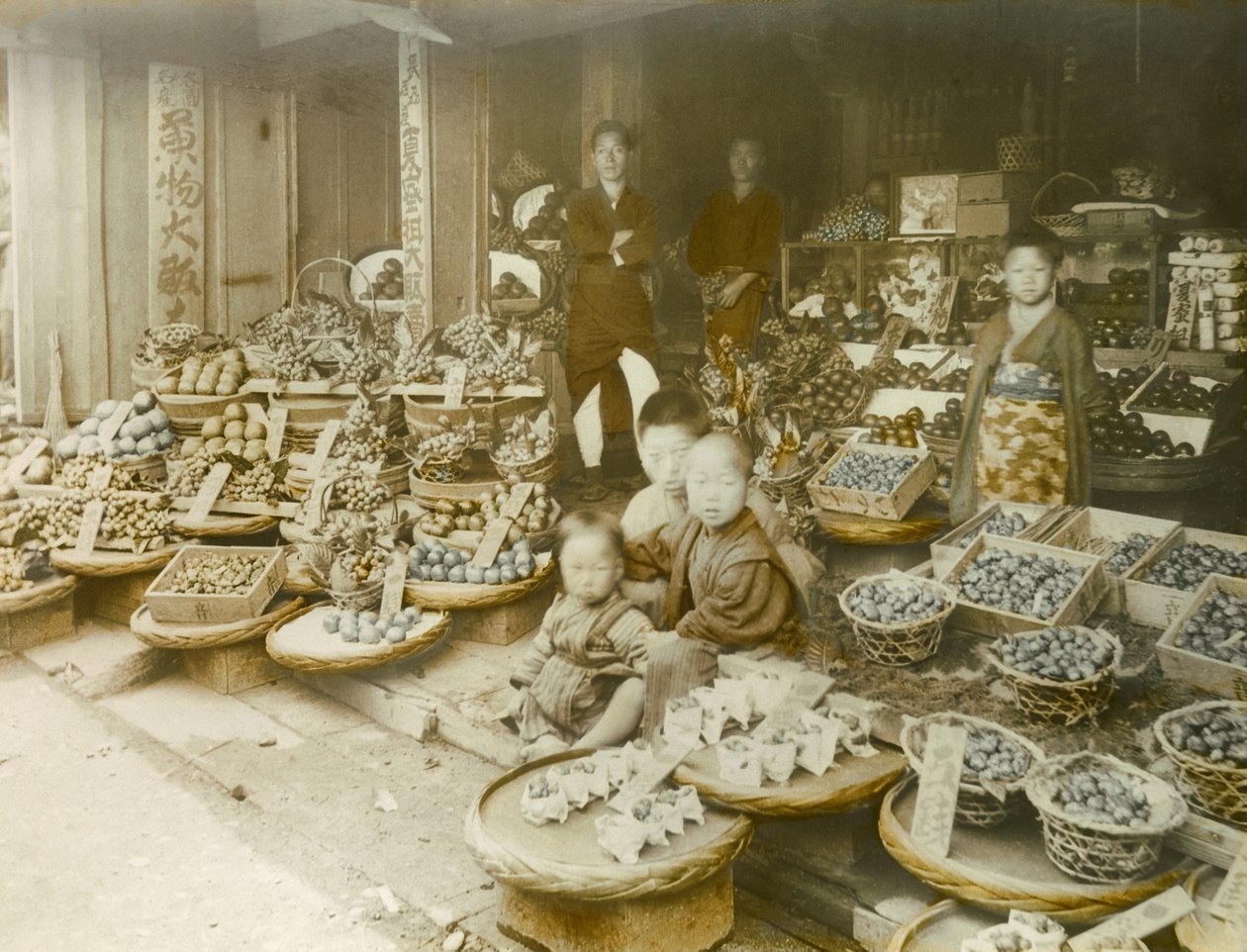 日本的一家水果店，约 1900 - 1915 年（摄影） 作者 