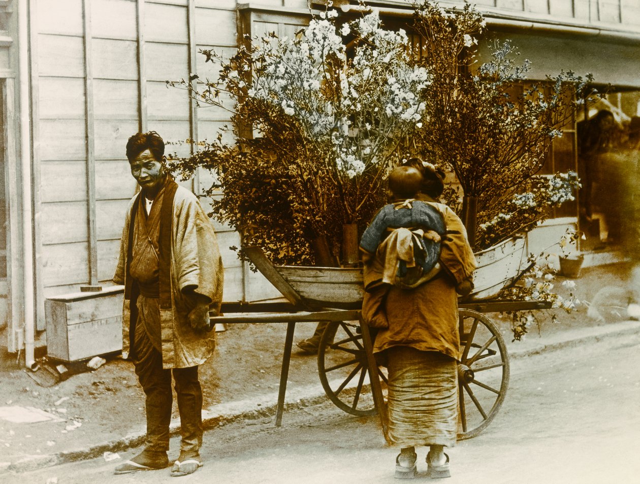 东京街头的流动花贩，约 1900 - 1915 年（照片） 作者 