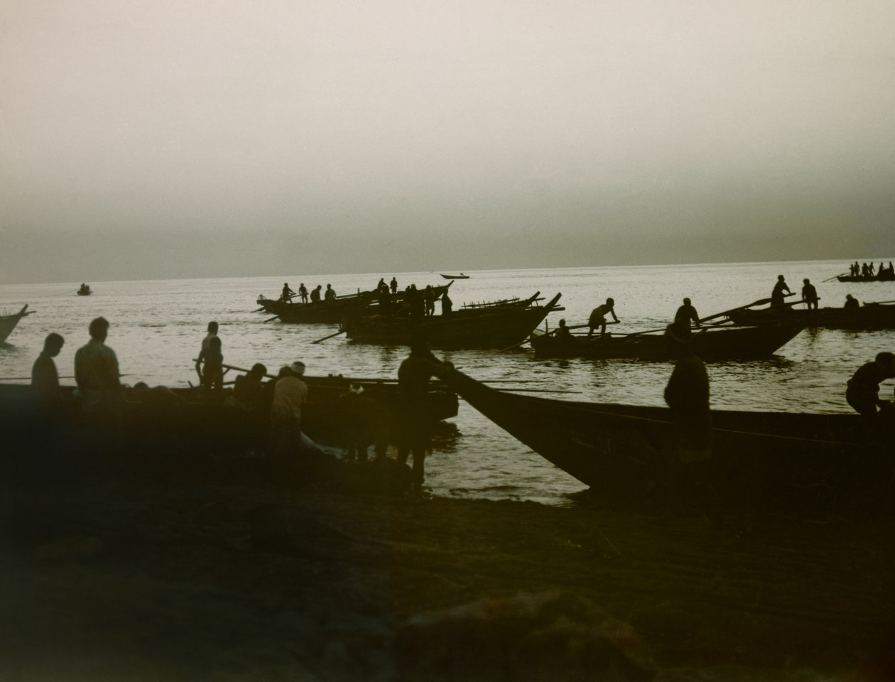海上的日本渔民，约 1900 - 1915 年（照片） 作者 