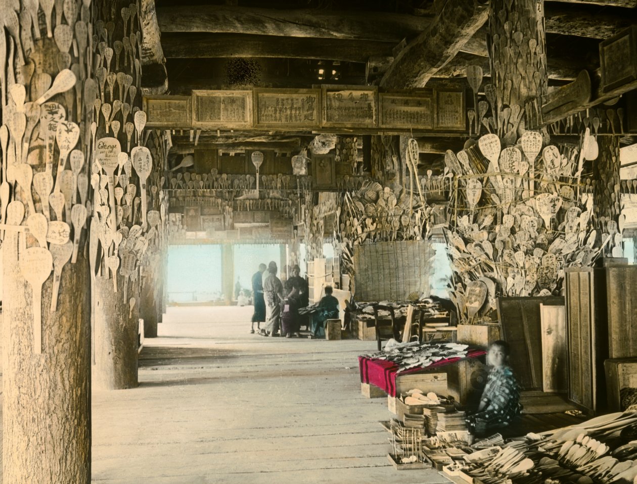 宫岛千榻榻米亭内的饭勺小贩，约 1900 - 1915 年（照片） 作者 