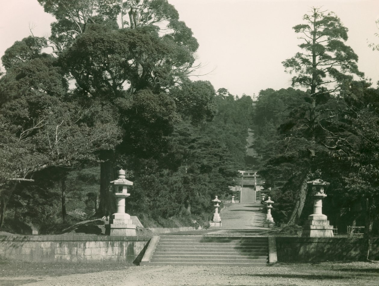 通往丰臣秀吉墓的石阶，京都，约 1900 - 1915 年（照片） 作者 