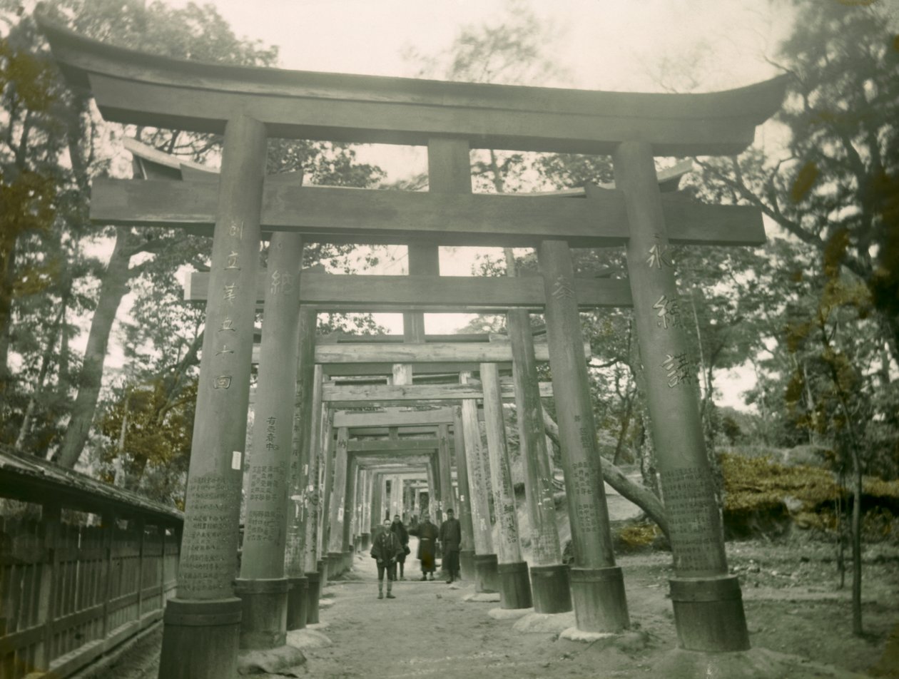 稻荷京都神社鸟居，约 1900 - 1915 年（照片） 作者 