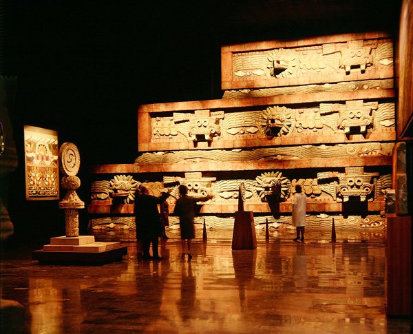 从Teotihuacan（彩绘石头）再现Quetzalcoatl寺庙（另见207570和207569） 作者 特奥蒂瓦坎