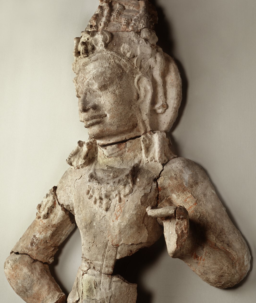 来自Ku Bua的Bodhisattva，Davaravati时期（赤土陶器） 作者 泰国学校