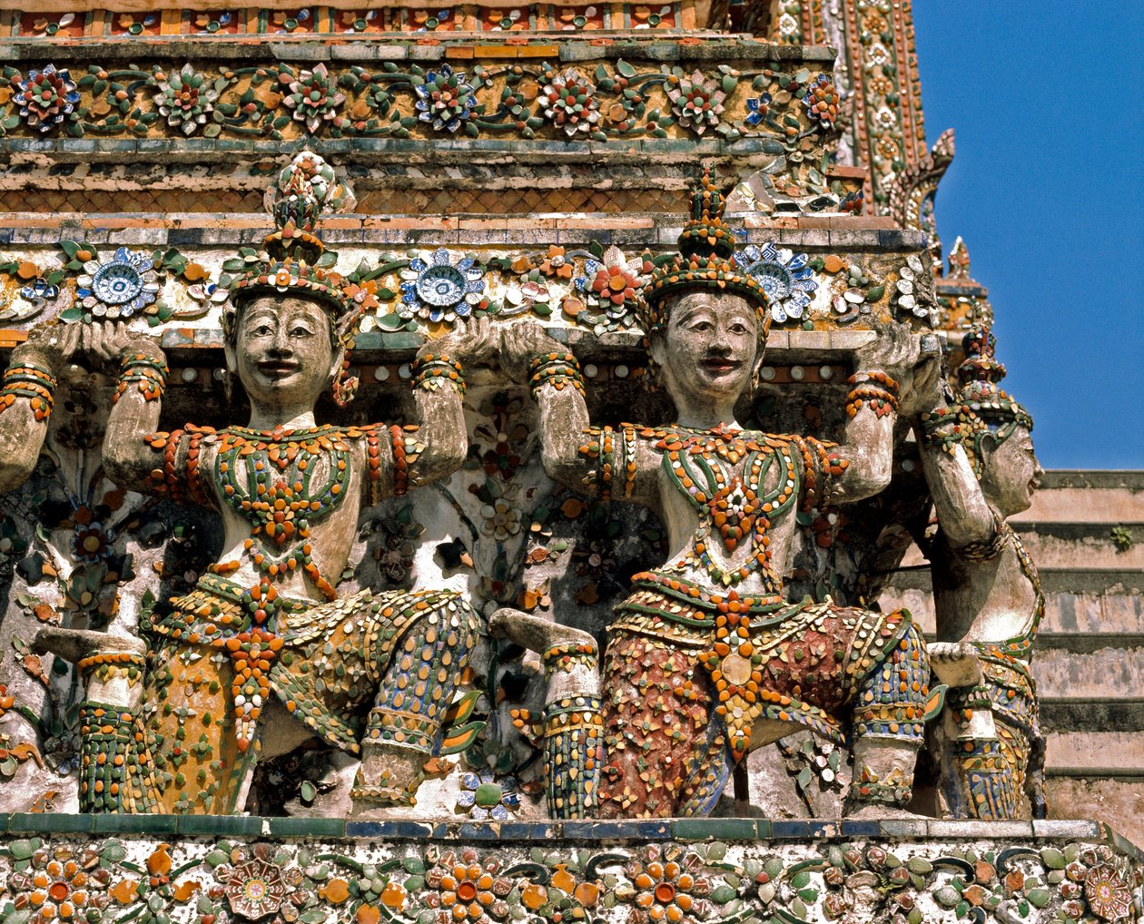 CCaryatids of the temple Wat Arun 作者 泰国学校
