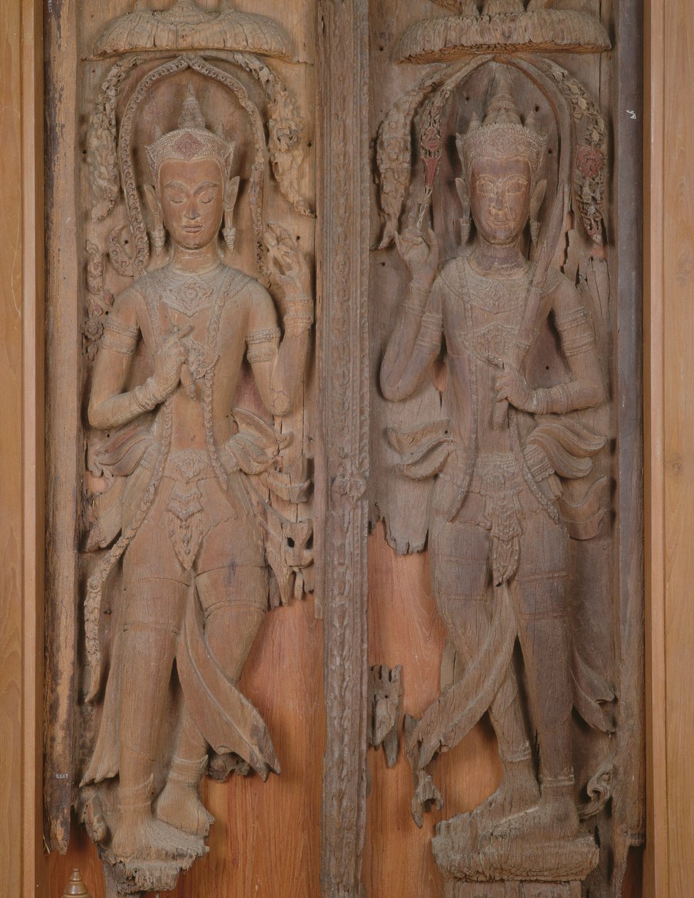 带有两个Deva（木头）的大门板 作者 泰国学校