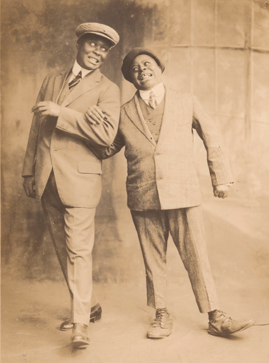 两个男人手拉手的照片，1910年代-1920年代。 作者 贝尔工作室