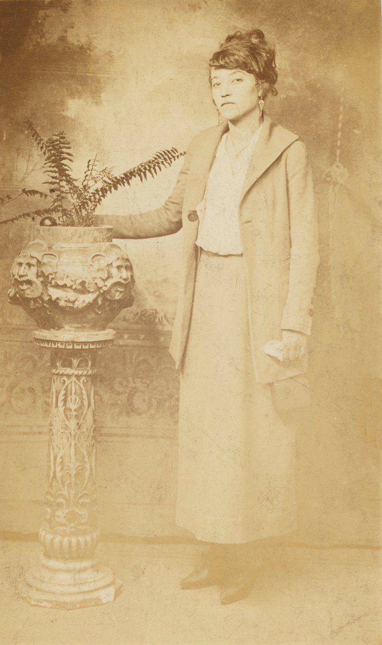 一个女人的摄影明信片，1918-1930年。 作者 雷克斯照相馆