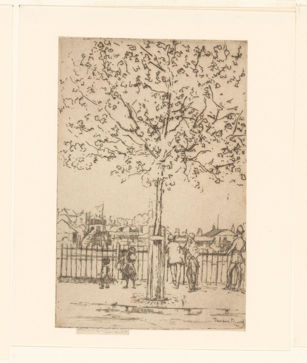 河边栅栏旁有六个人物，前景是一棵树 切尔西堤岸，1889 年 6 月，下午 5 点 作者 Théodore Roussel（艺术家签名）