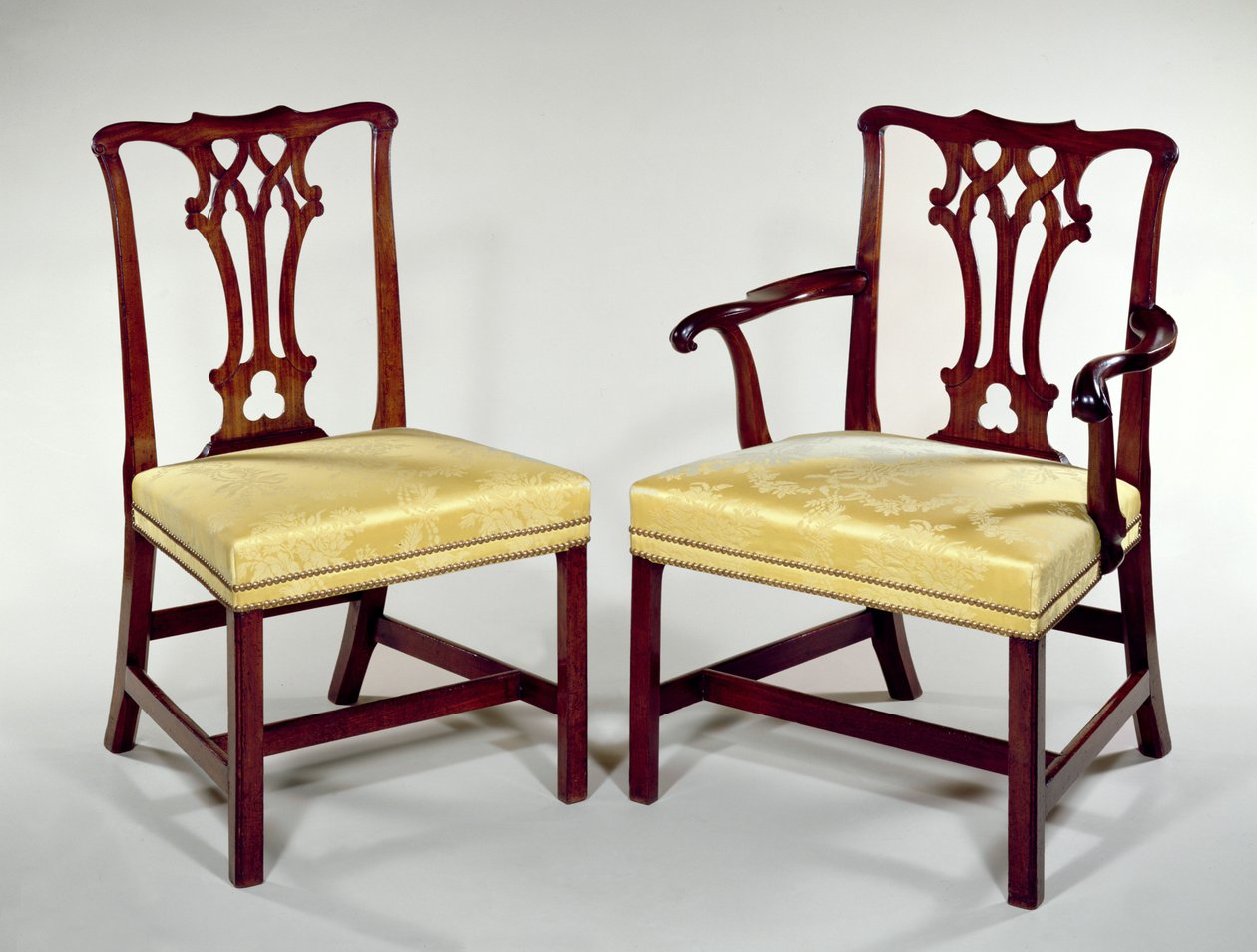 餐椅，交错的啪啪背和方形倒角腿，c.1760（桃花心木） 作者 托马斯·奇彭代尔