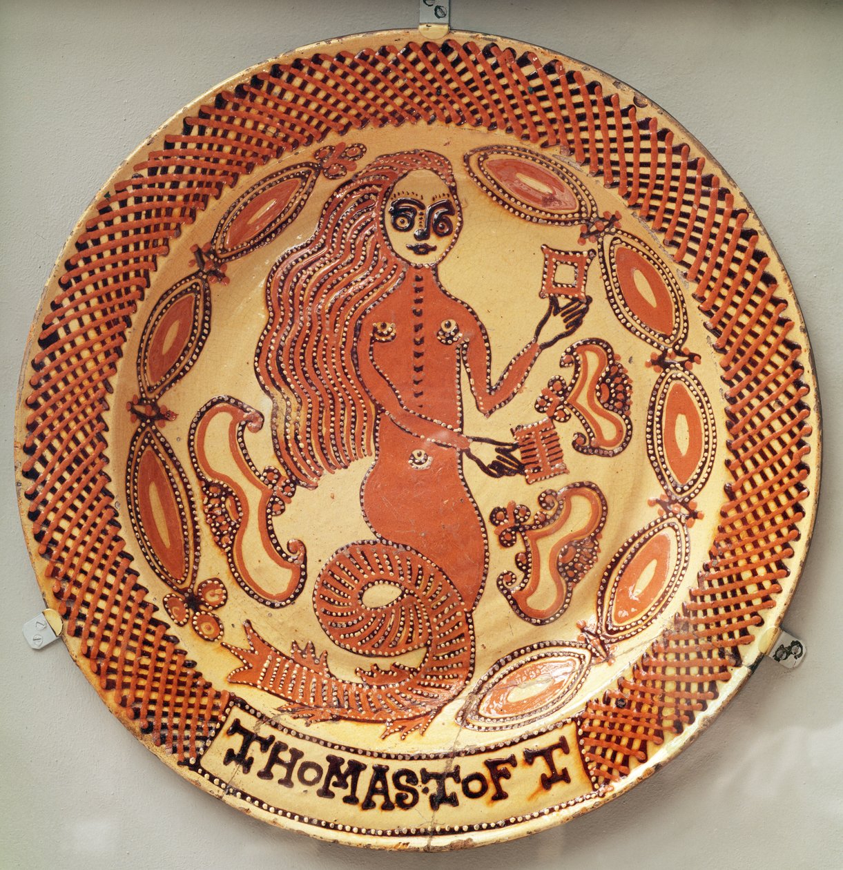 The Mermaid Dish，Staffordshire，c.1670-89（铅釉陶器） 作者 托马斯·托夫特