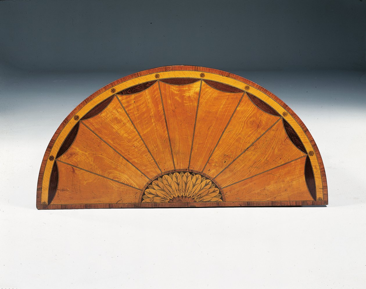 乔治三世时期的镶嵌半脱座便桶，约1760-79年（檀香木，a菜木和郁金香木） 作者 托马斯（attr.to）奇彭代尔