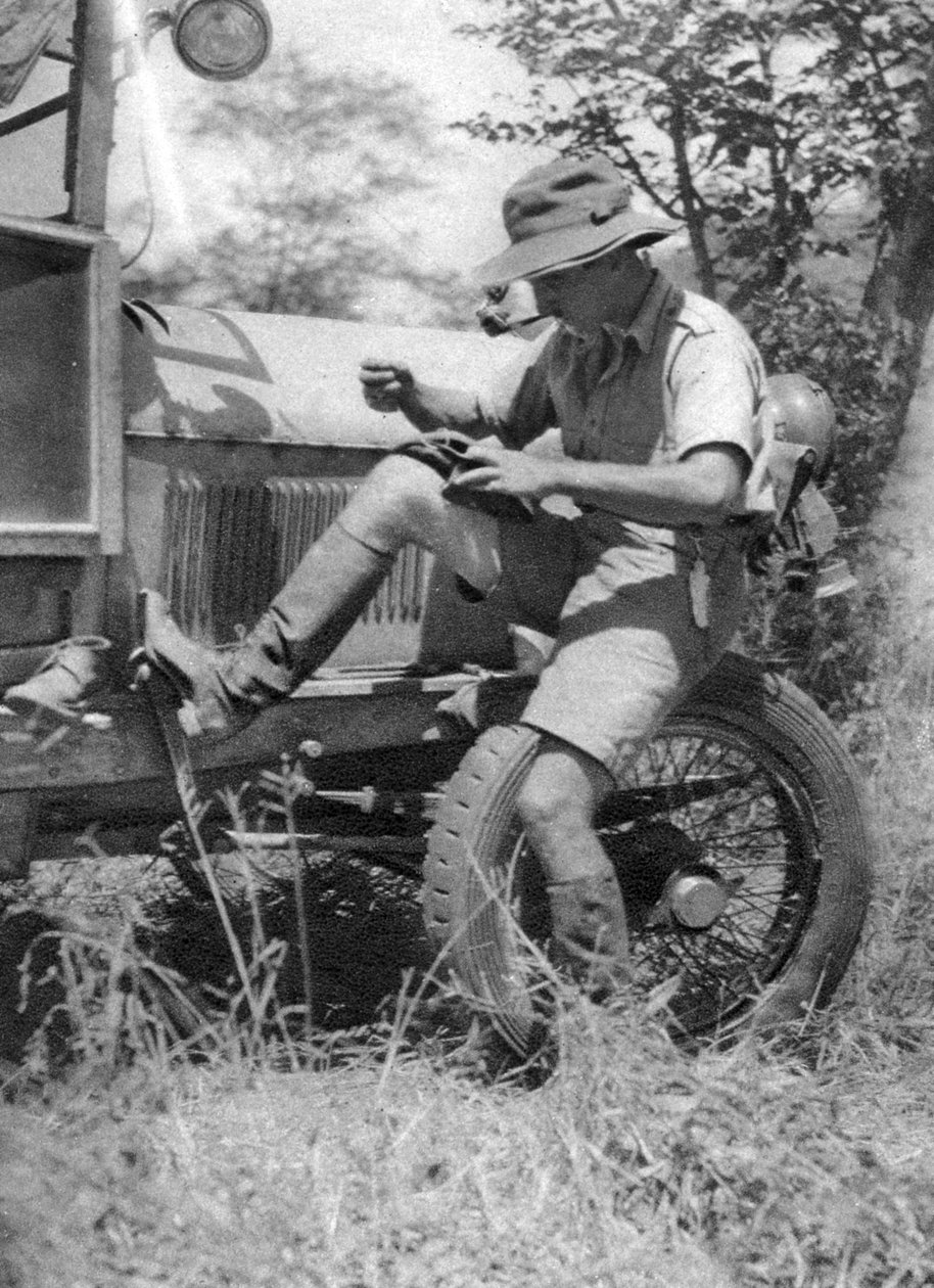 卓别林法院条约，英国汽车先驱，修补他的veldtschoen鞋子，c1924-c1926 1927年 作者 托马斯·格洛弗