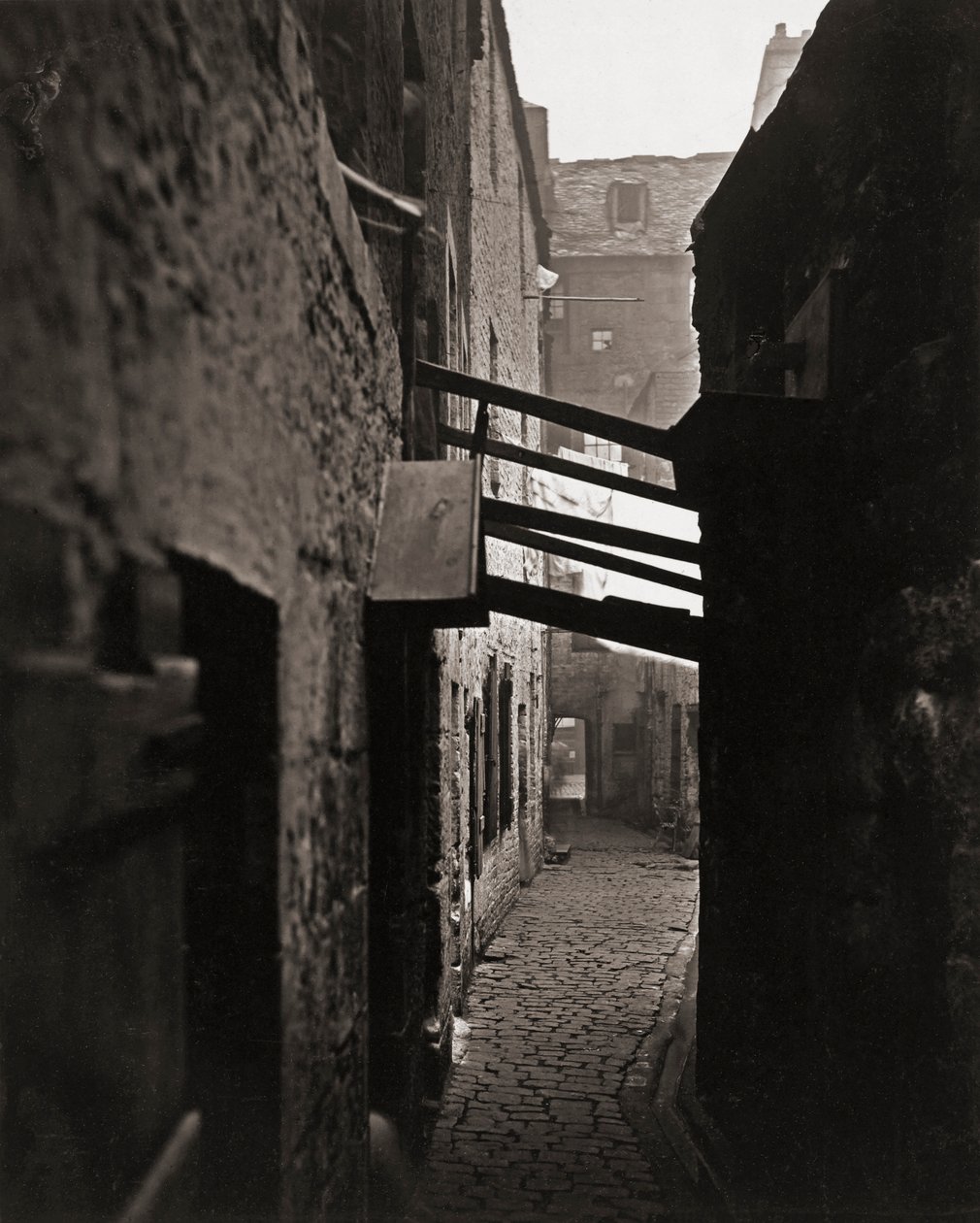 托马斯-安南（Thomas Annan）的《格拉斯哥的古老街道》（The Old Closes and Streets of Glasgow）。 作者 托马斯·安南