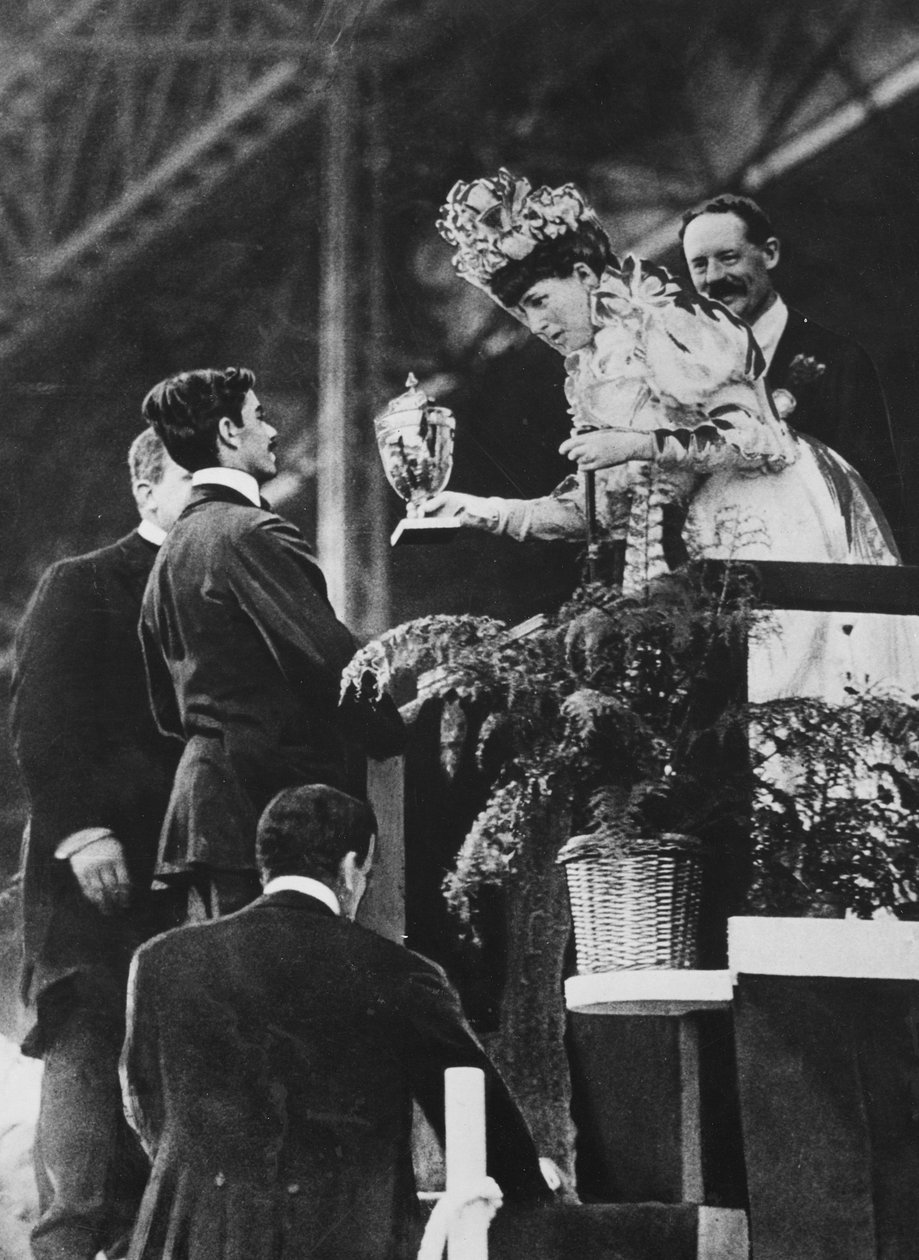 女王亚历山德拉将一个特殊的杯子交给Dorando，以纪念他在1908年7月赢得奥运会马拉松赛的巨大努力 作者 托马斯E.