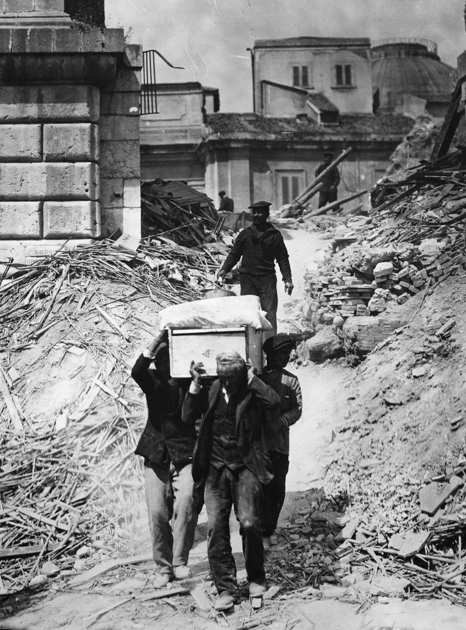 1909年墨西拿地震发生四个月后恢复尸体 作者 托马斯E.