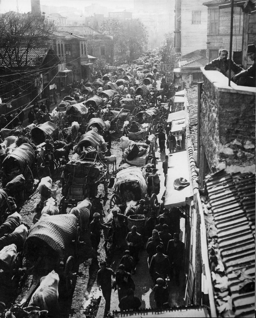 1909年土耳其革命期间，难民涌入君士坦丁堡，等待一艘船前往亚洲 作者 托马斯E.
