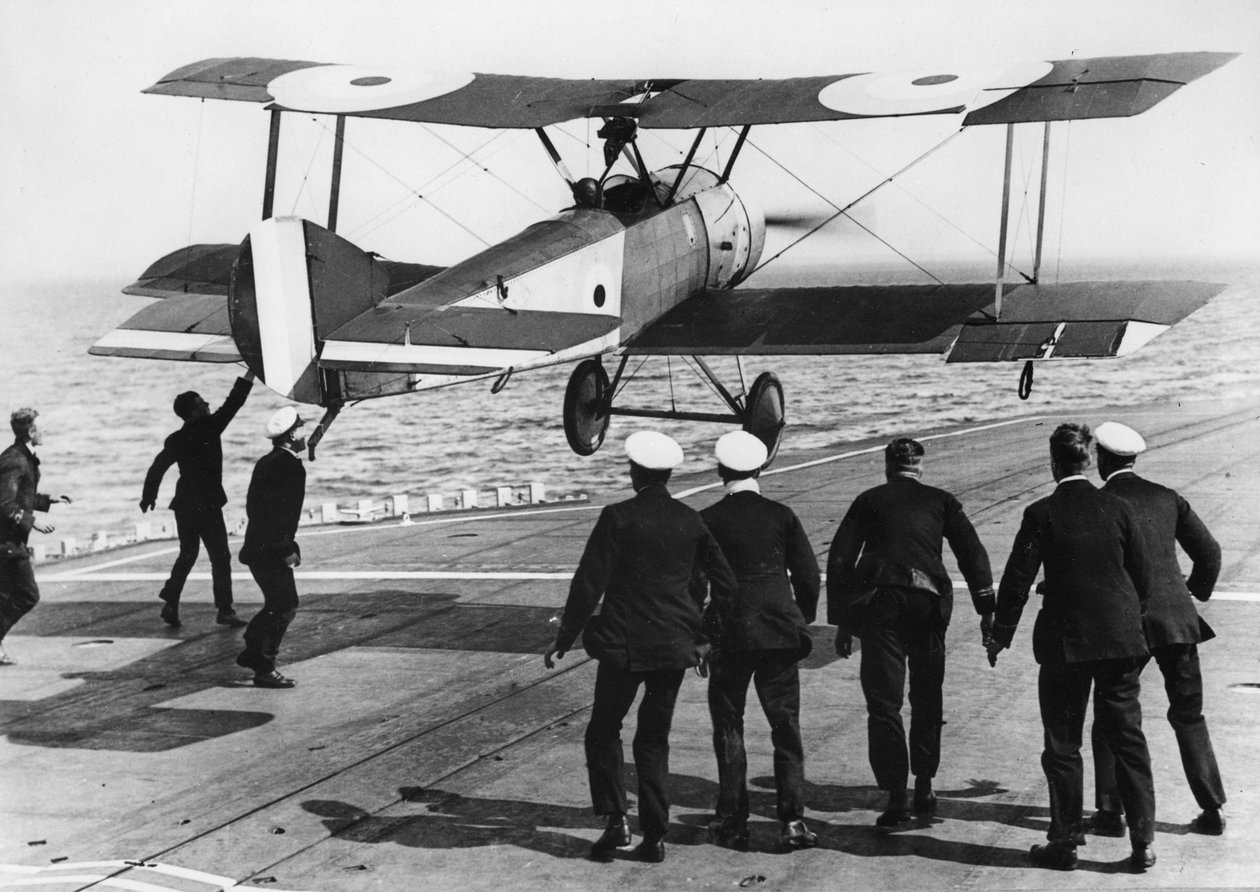 1917年8月2日，Squadron指挥官Edwin Dunning在HMS Furious登上了Sopwith Pup 作者 托马斯E.