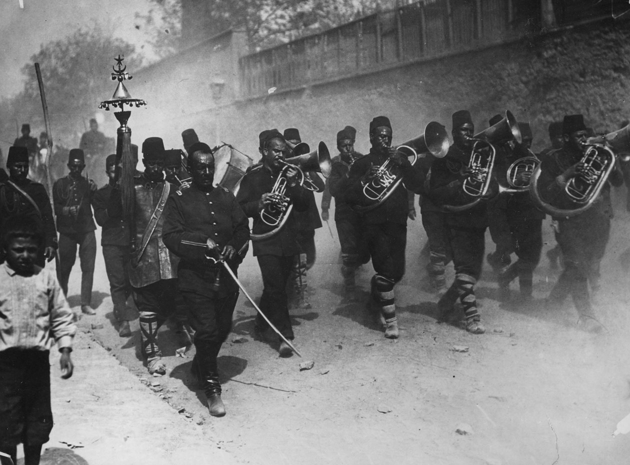 1909年5月，土耳其年轻士兵凯旋进入君士坦丁堡 作者 托马斯E.
