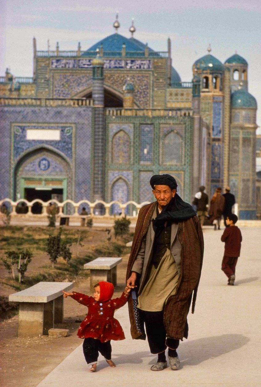 游客参观马扎里沙里夫的清真寺和陵墓，Masjid-e-Kabud又名Rawze-e-Sharif... 作者 托马斯·J·阿伯克龙比
