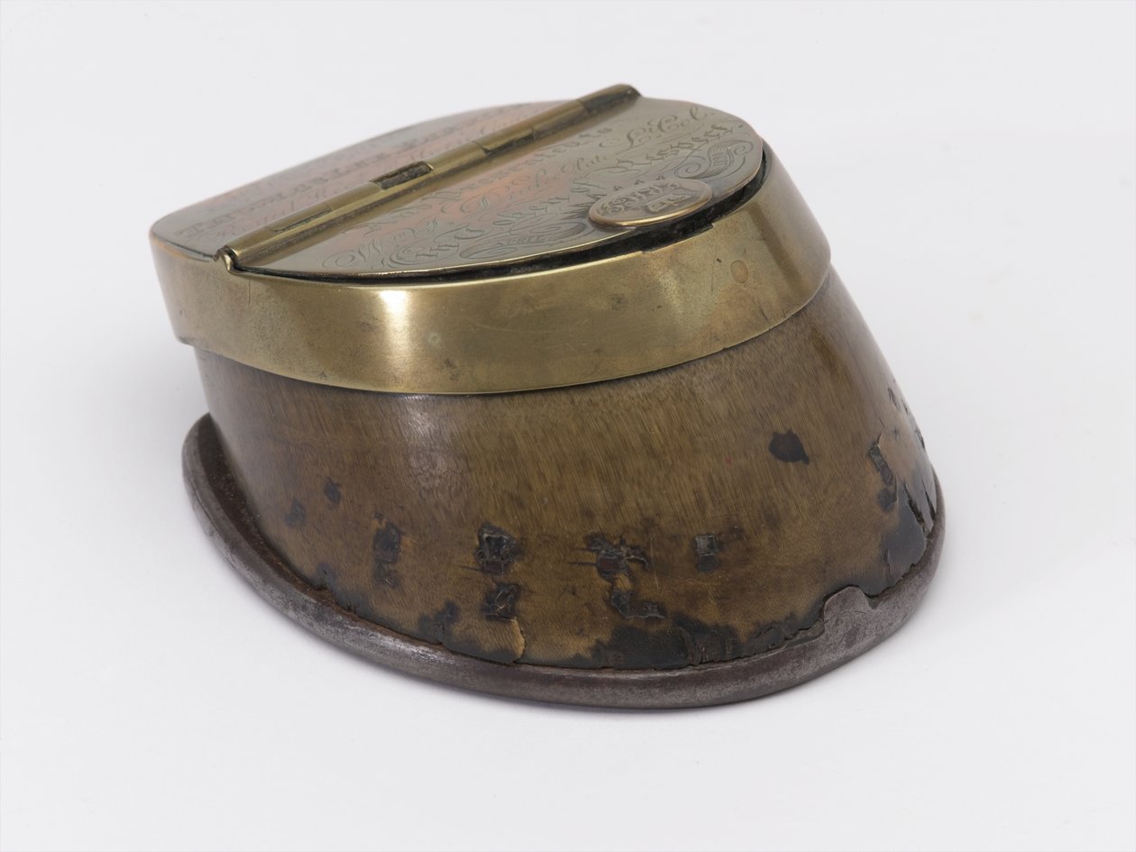 属于威廉-泰尔维特-德雷克上尉的马蹄铁墨水瓶，约1829年（墨水瓶，马蹄铁）。 作者 托马斯·李