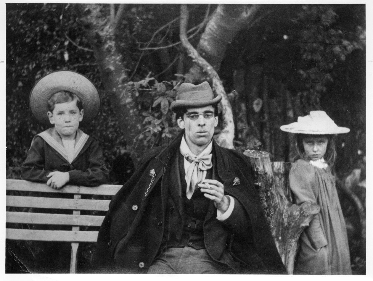 William Butler Yeats（1865-1939）与Charles和Thea Rolleston，1894年（bw照片） 作者 托马斯·威廉·哈森·罗尔顿