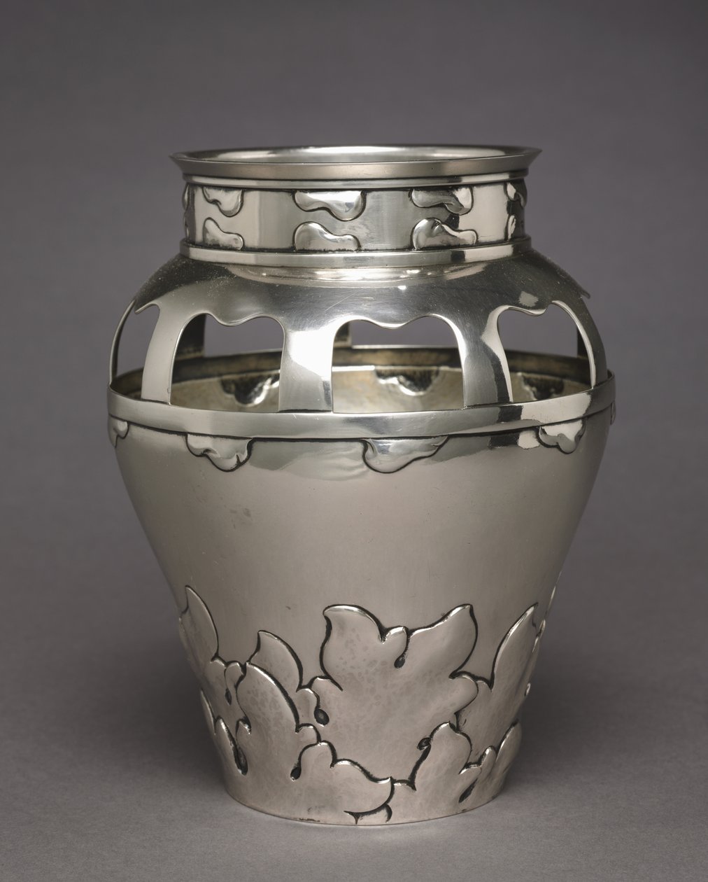 花瓶，安东·米歇尔森（Anton Michelsen）公司，1900年 作者 索瓦尔德·宾德斯波尔