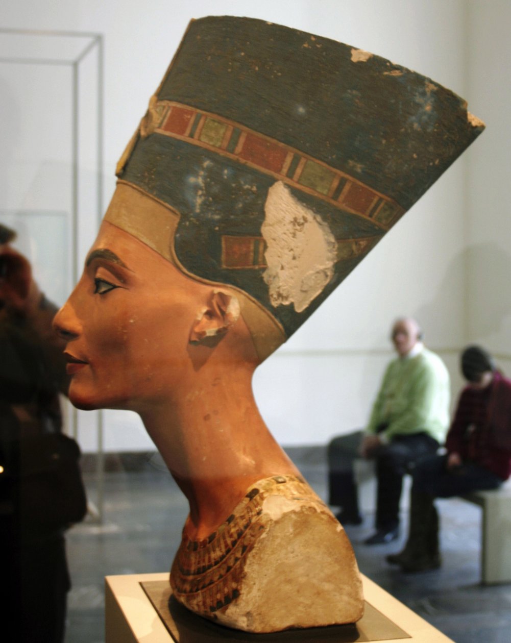Portrait bust of Nefertiti (14th century BC) queen-consort of Pharaoh Akhenaton in the Egyptian Museum in the Altes Museum Berlin. 作者 图特摩斯