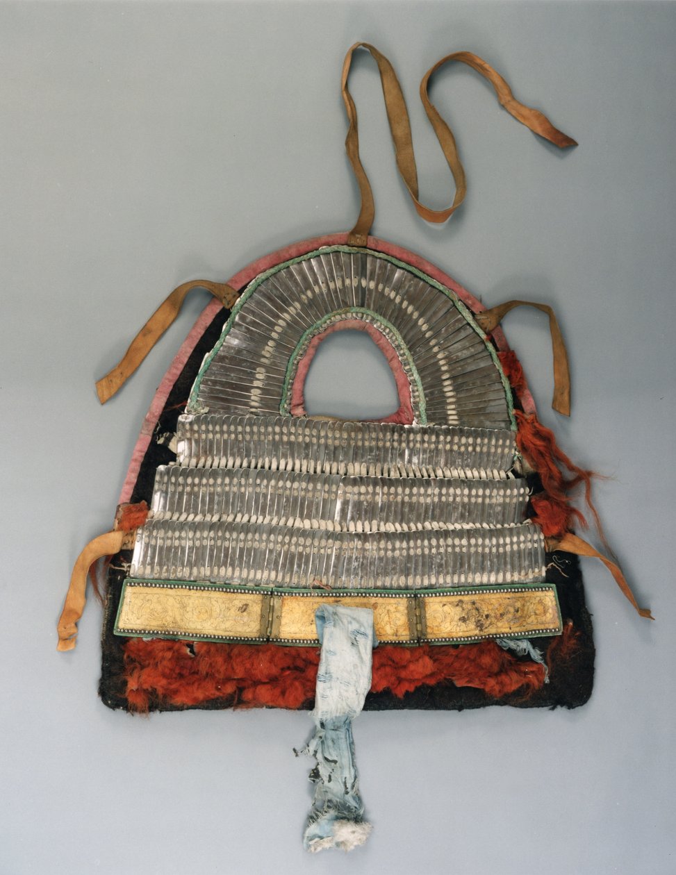 马甲严厉（钢，皮革和布料） 作者 藏族学校