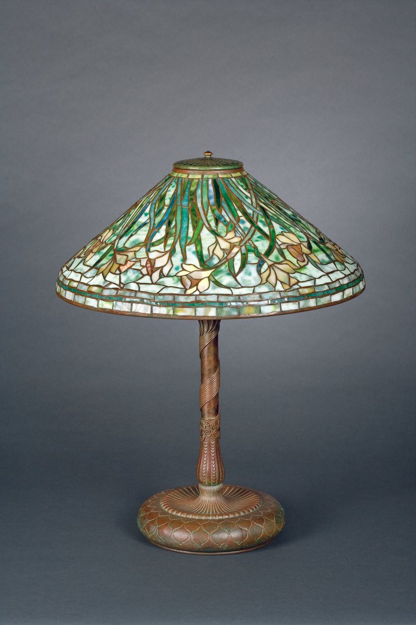 台灯带绿色水仙花灯罩，c.1898-1905（青铜和含铅玻璃） 作者 蒂芙尼公司