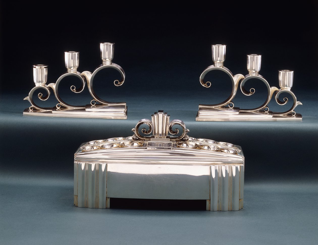 蒂芙尼（Tiffany＆Co.）博览会的核心装饰品和两个三灯烛台，为1939年世界博览会（约1939年，银色）制作 作者 蒂芙尼公司