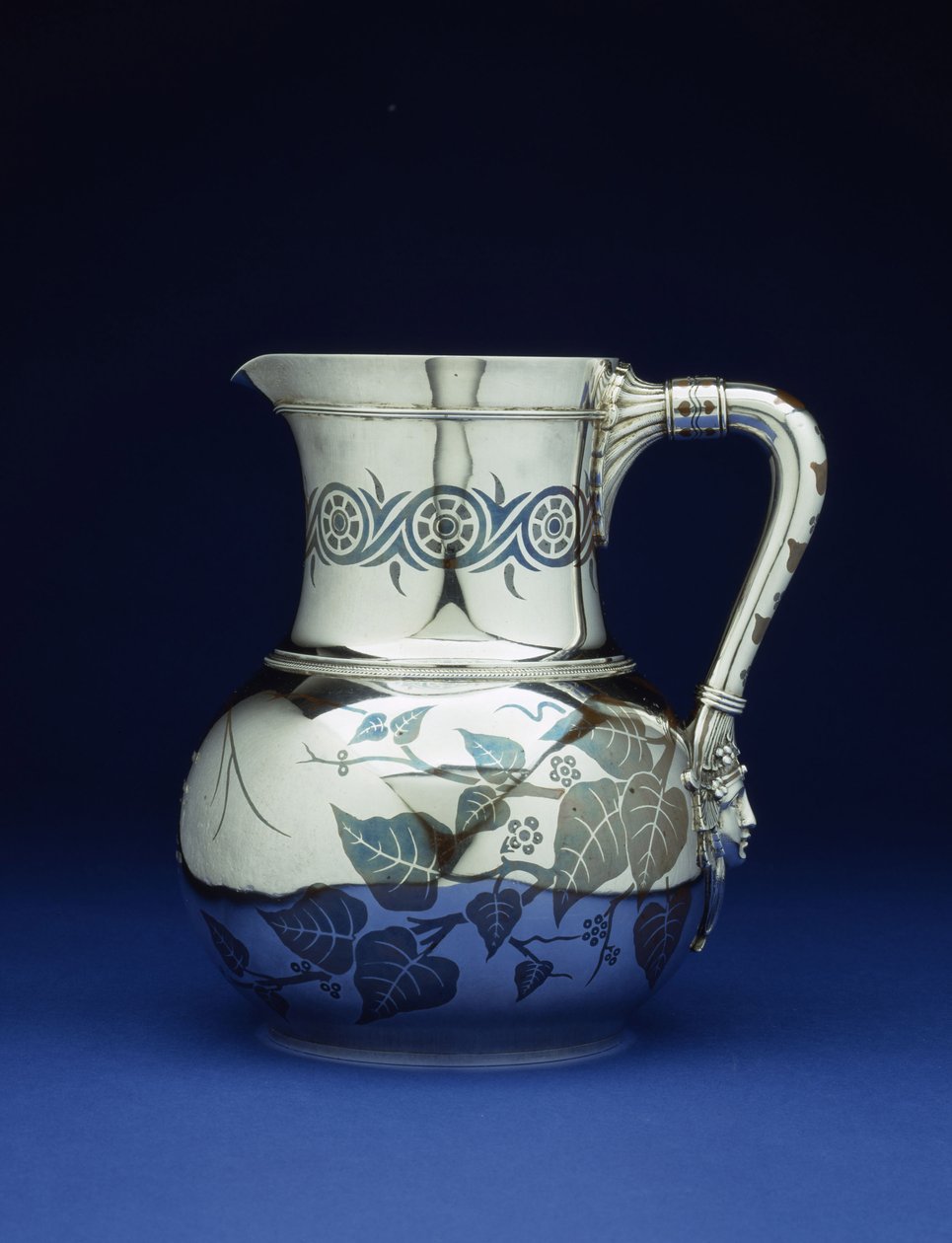 蒂法尼公司（Tiffany＆Co）的混合金属投手，纽约，约1877年 作者 蒂芙尼公司