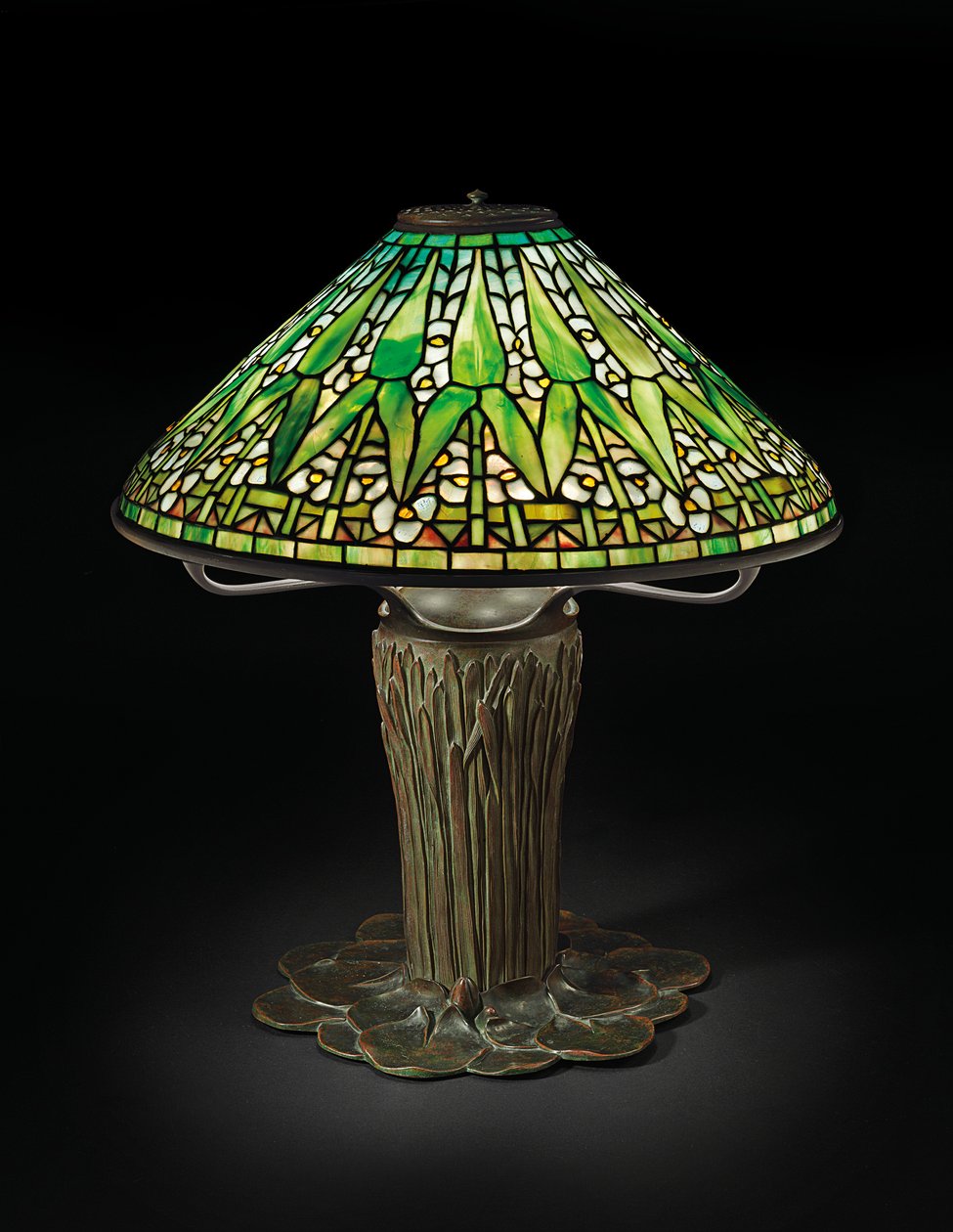 箭头台灯，约1910年（含铅玻璃和青铜） 作者 蒂芙尼公司