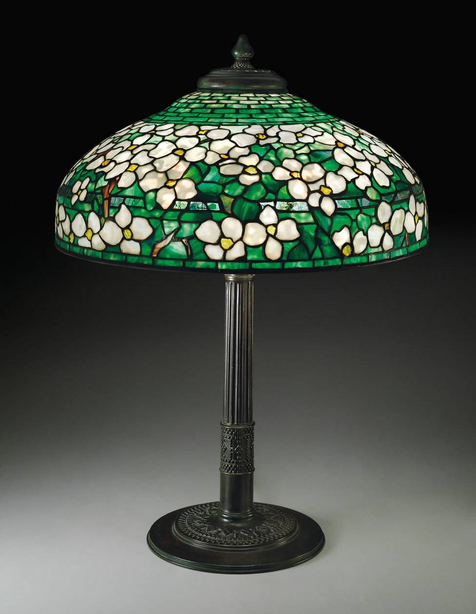 山茱table台灯，约1910年（含铅玻璃和青铜） 作者 蒂芙尼公司
