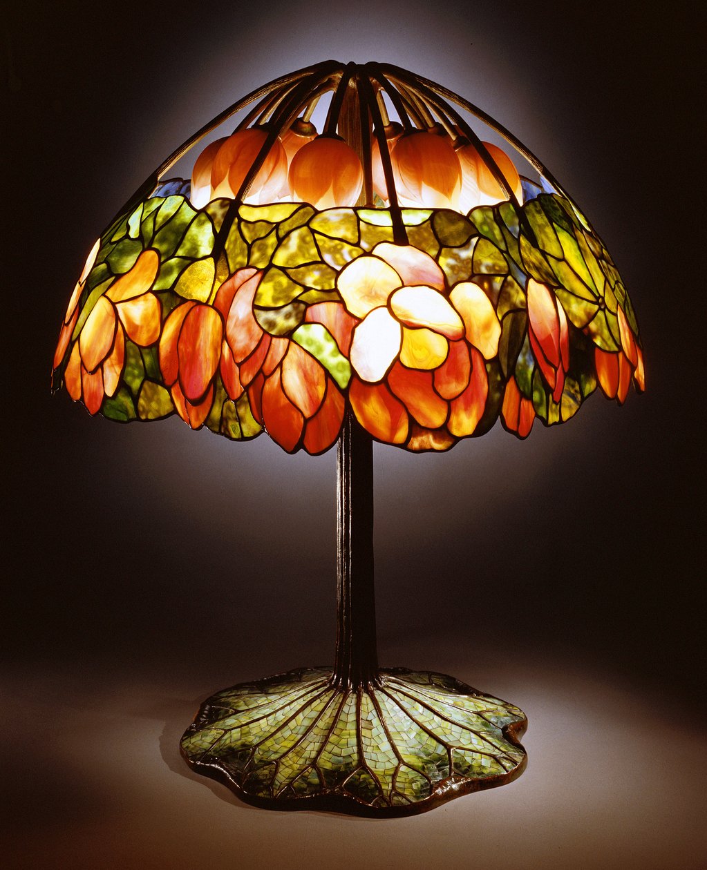 ``莲花&39;&39;灯，约1900-10年（含铅玻璃，青铜和马赛克） 作者 蒂芙尼公司