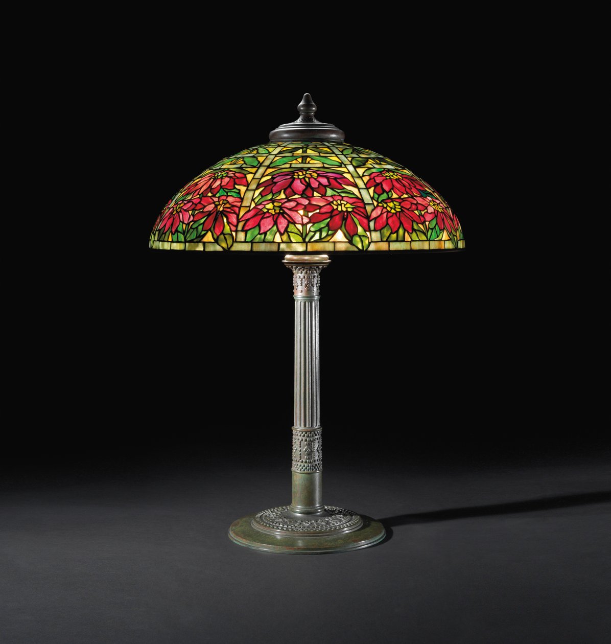 一品红台灯，约1910年（含铅玻璃和青铜） 作者 蒂芙尼公司