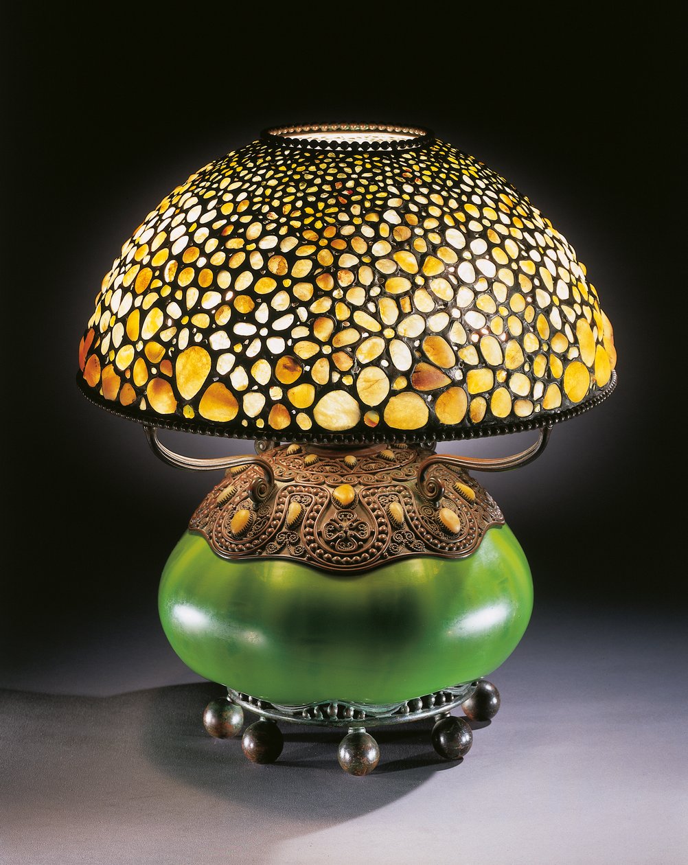 稀有的&39;Pebble&39;台灯，约1906年（含铅玻璃，石材，青铜和吹制玻璃） 作者 蒂芙尼公司