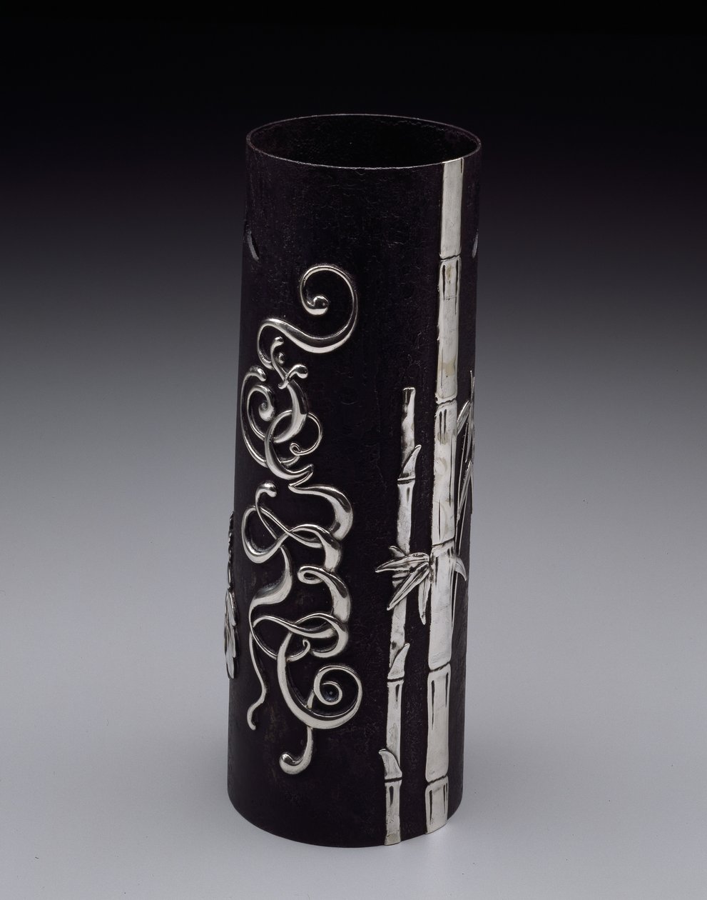 花瓶，约1877-85年（铁和银） 作者 蒂芙尼公司
