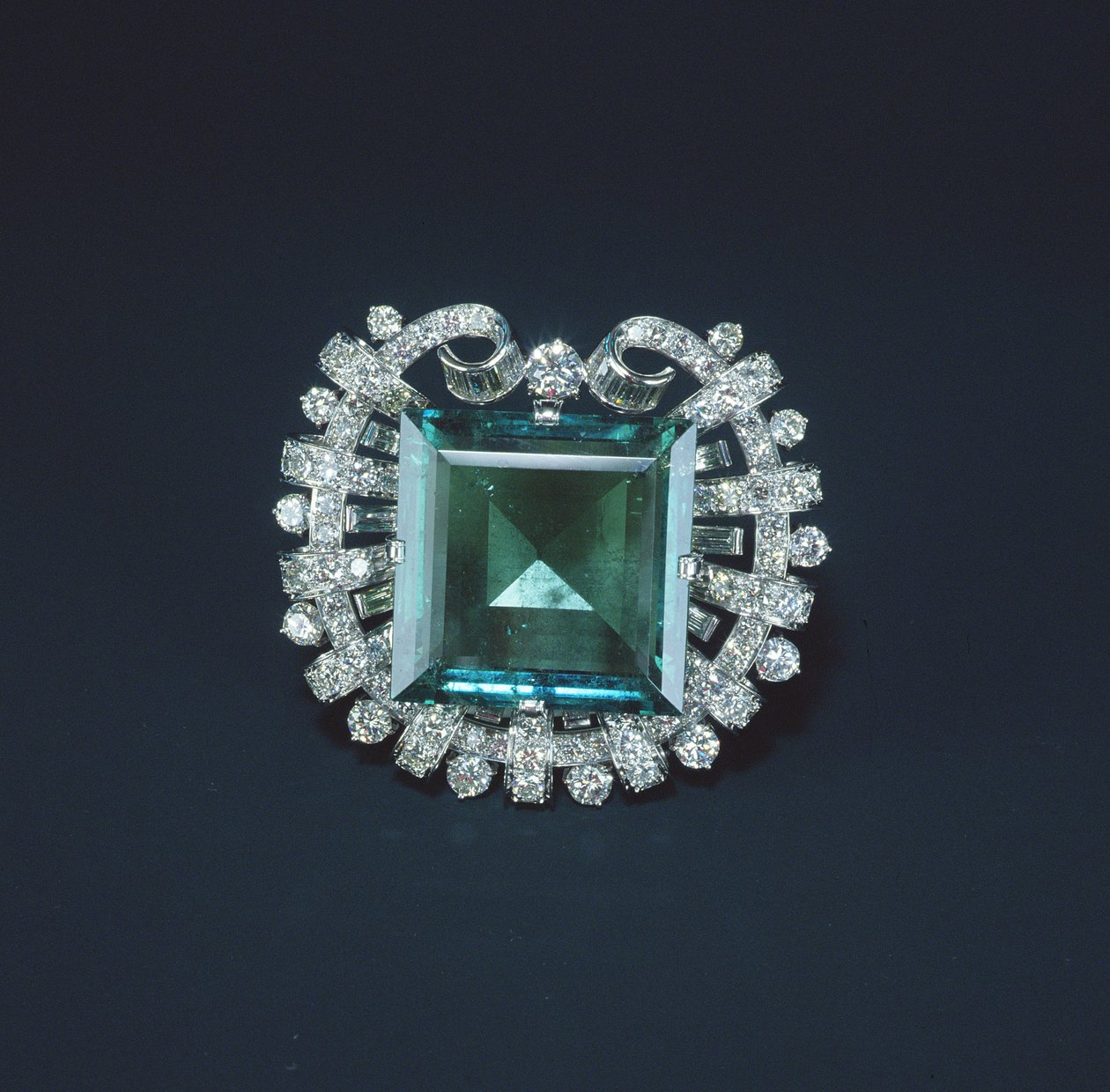 Hooker Emerald，1950年（祖母绿和镶嵌铂金的钻石） 作者 蒂芙尼公司