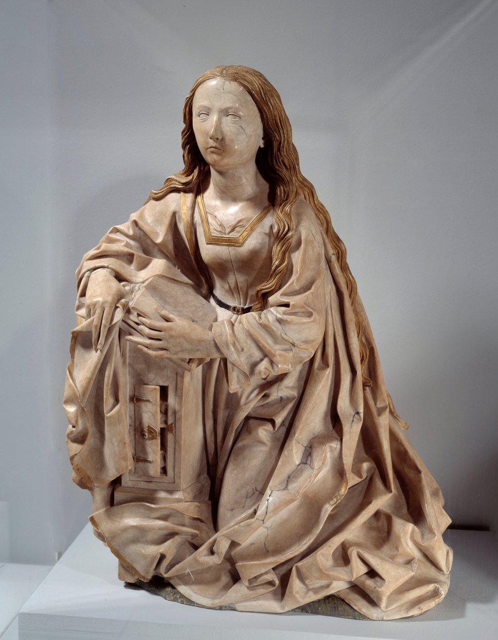 报喜的处女。 Tilman Riemenschneider（1460-1531）的彩色高点大理石雕塑，15 世纪后期。 巴黎，卢浮宫 作者 蒂尔曼皮带切割机