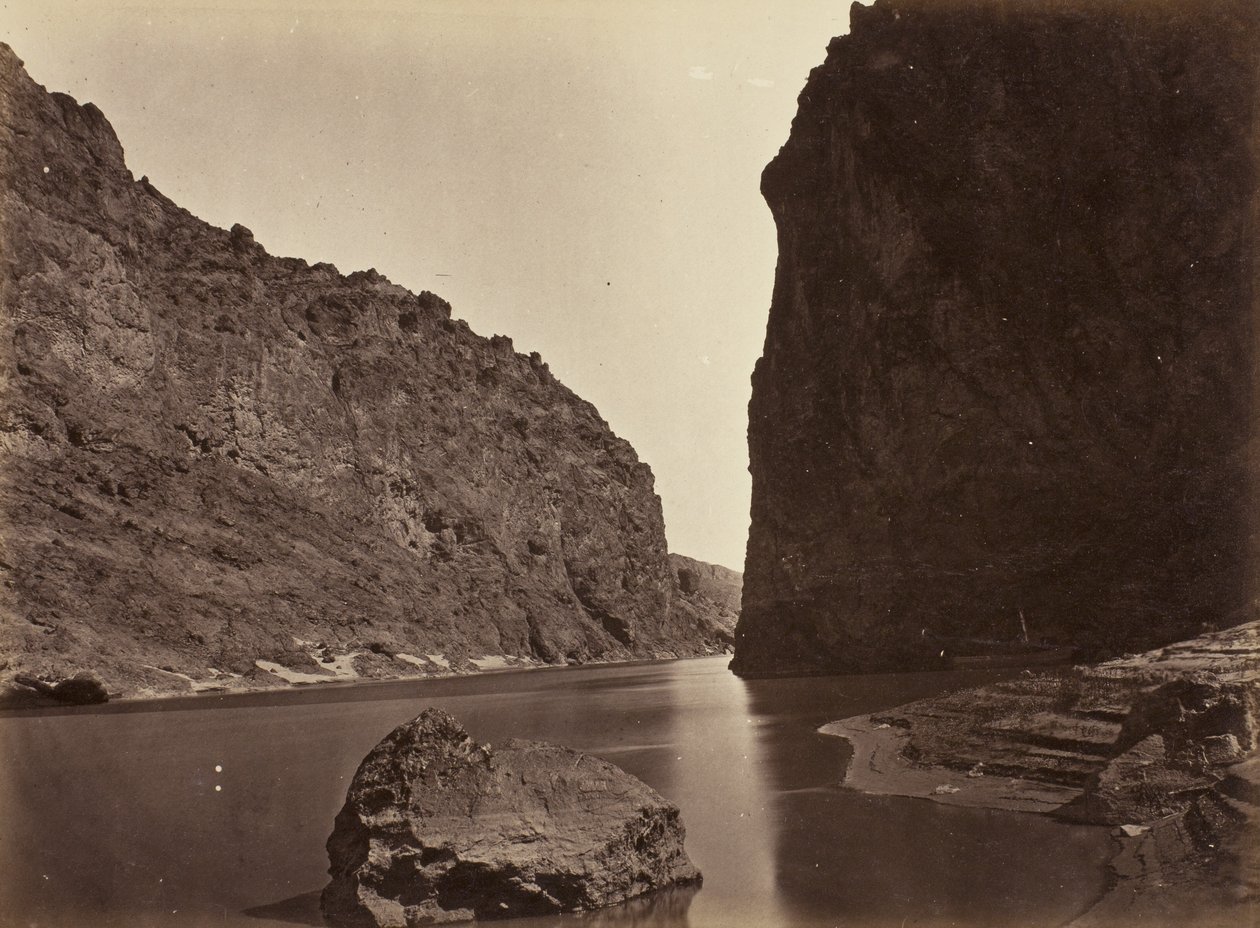 布莱恩·卡农（BlackCañon），科罗拉多河，在1871年7号营地附近往下看 作者 蒂莫西·奥沙利文（Timothy OSullivan）