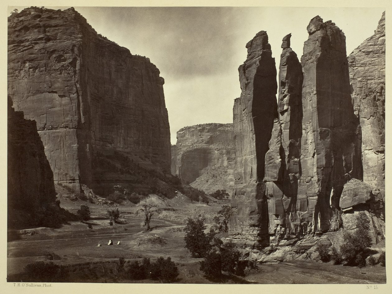 Cañonde Chelle，大卡农墙壁，约1200英尺高，1873年 作者 蒂莫西·奥沙利文（Timothy OSullivan）