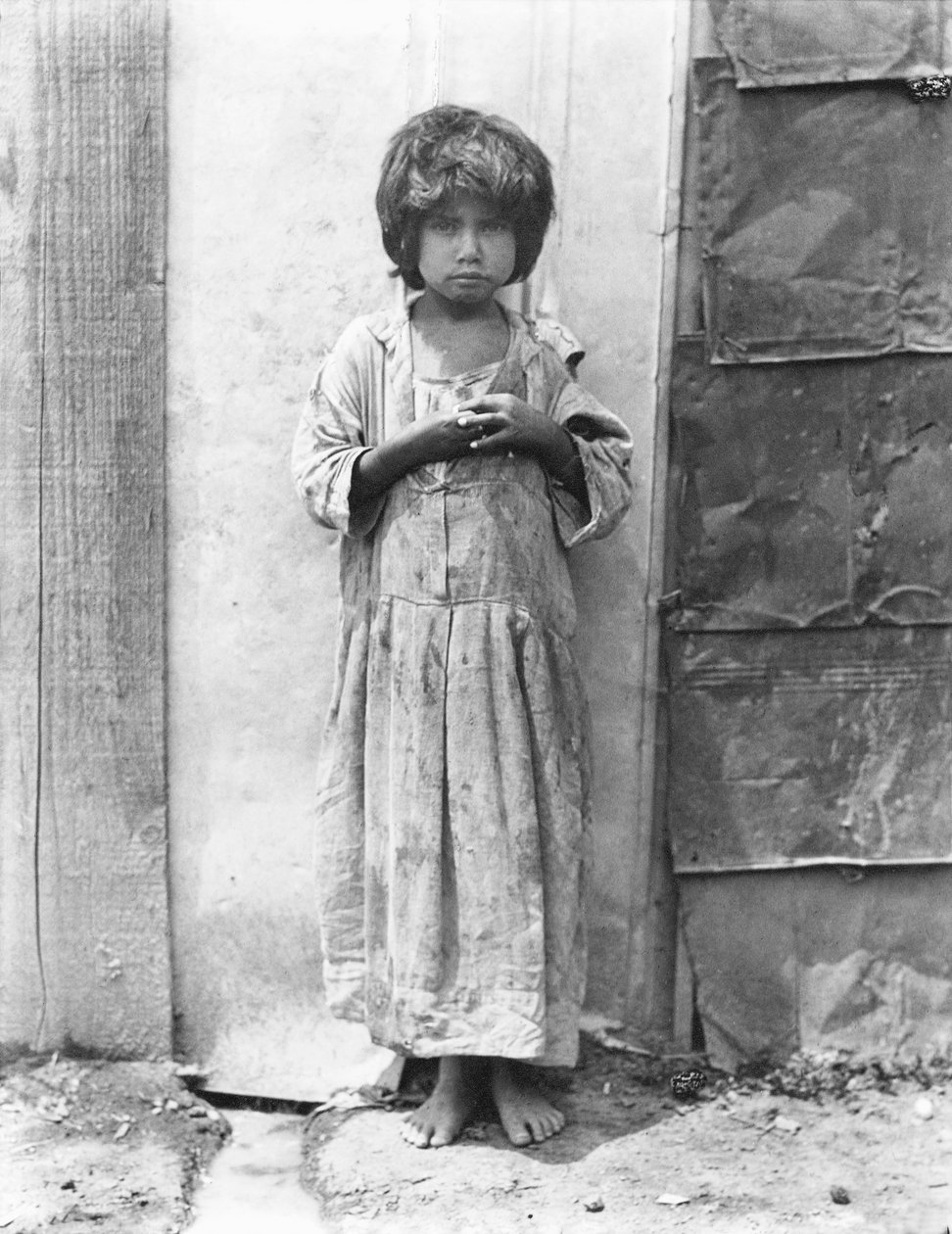 女孩在“Colonia de Bolsa”，墨西哥城，1928年 作者 蒂娜·莫多蒂