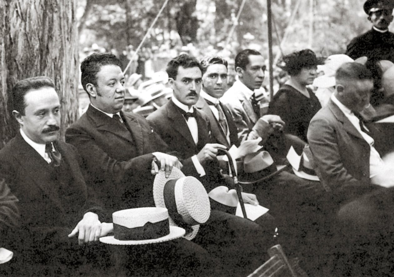 Jose Vasconcelos和Diego Rivera在墨西哥城Chapultepec公园的一次室外活动期间，1921年 作者 蒂娜·莫多蒂