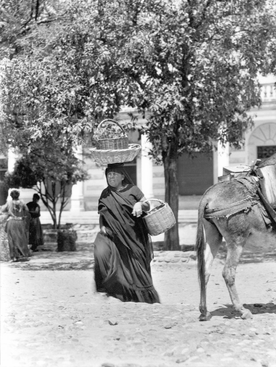 妇女在Tehuantepec，墨西哥，1929年 作者 蒂娜·莫多蒂