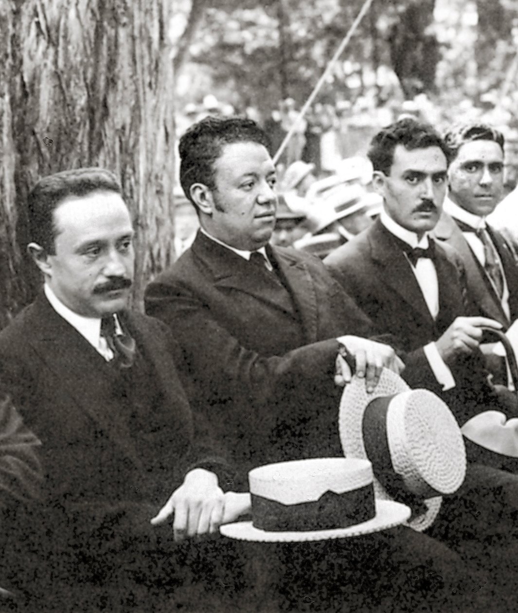Jose Vasconcelos和Diego Rivera在墨西哥城Chapultepec公园的一次室外活动期间，1921年 作者 蒂娜·莫多蒂