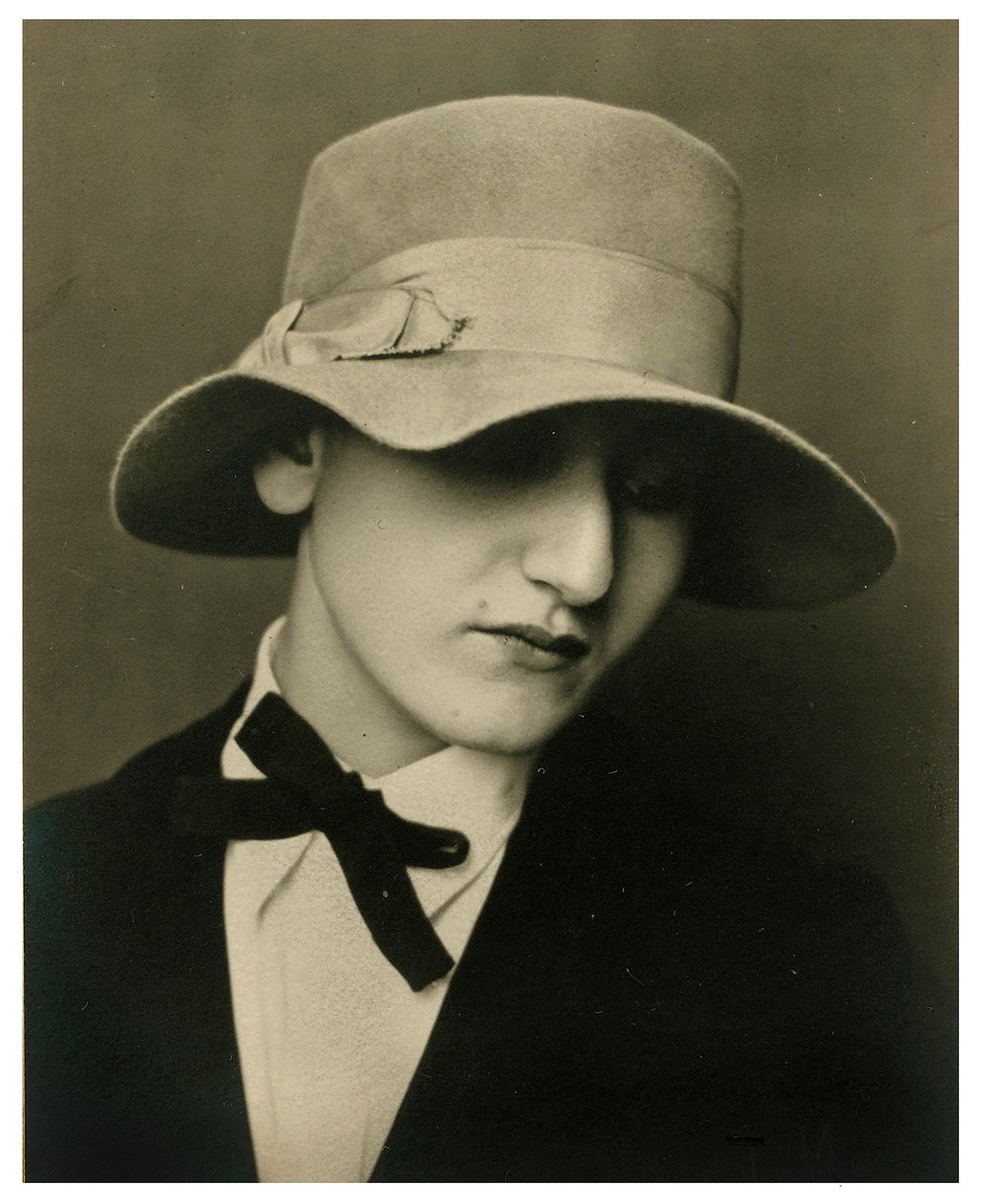 Anita Brenner的肖像，c.1925 作者 蒂娜·莫多蒂