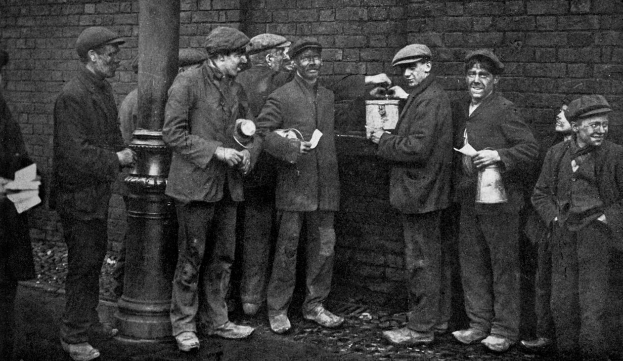 1912年1月，彭德伯里，Wheatsheaf煤矿，为煤炭罢工投票 作者 专题新闻社