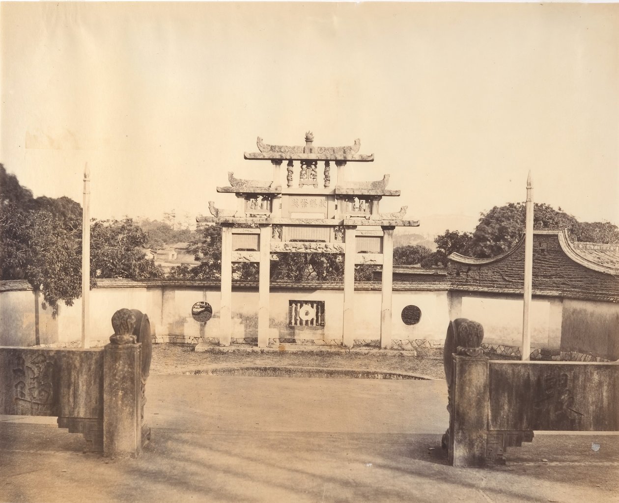 凯旋门，福州，约1869年。 作者 东兴。